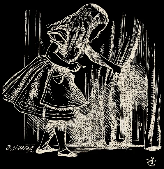 Alicia aparta la cortina y encuentra la puertecita. Ilustración de John Tenniel.